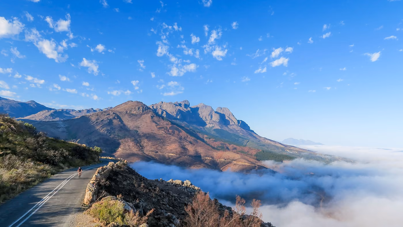 El paso de Bainskloof sobre la niebla de la mañana. Foto: Kevin Benkenstein, CC0