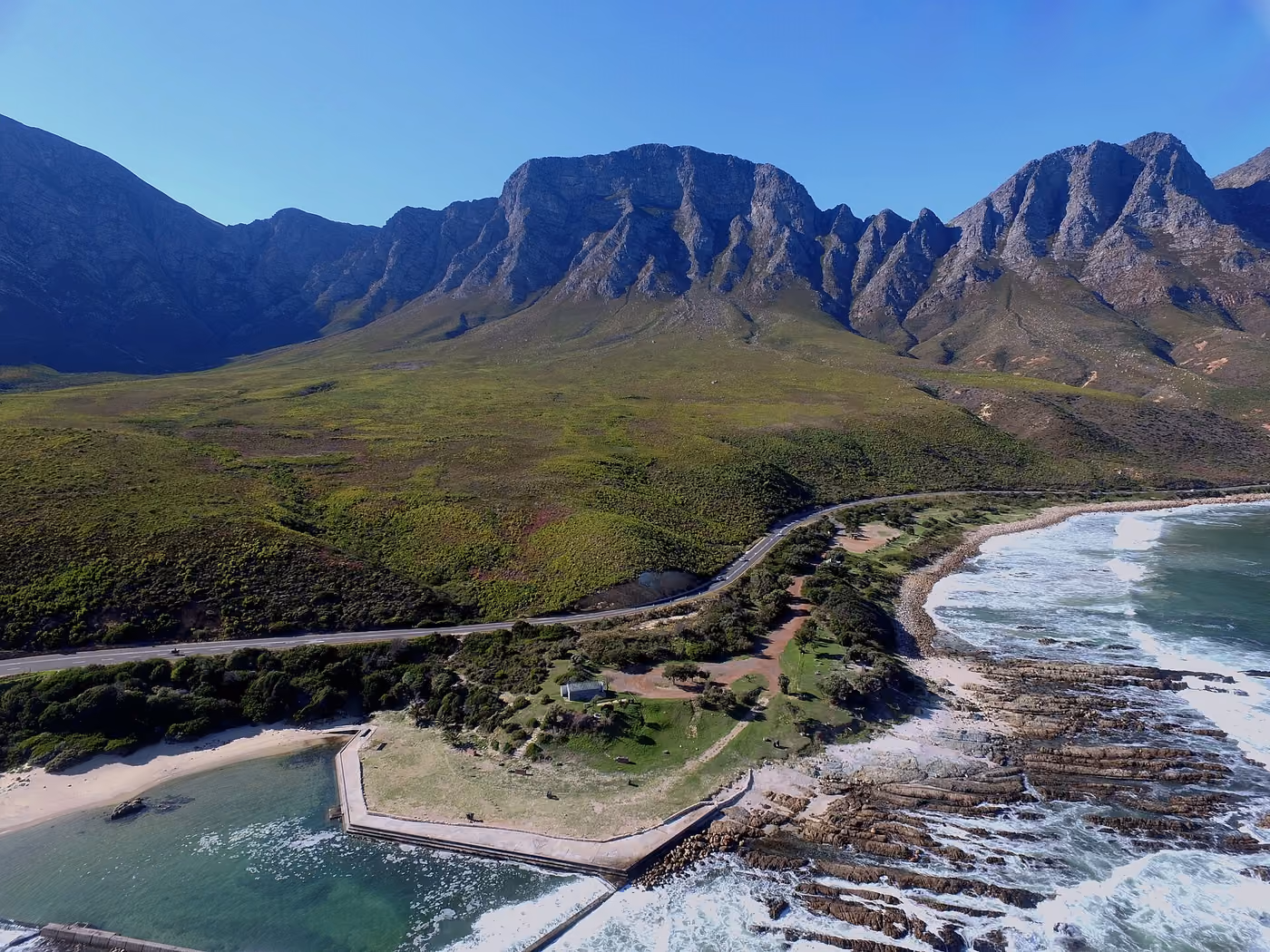 Clarence Drive (R44) zwischen Gordon's Bay und Rooi-Els. Foto: Gustav Ludick, CC BY-SA 4.0